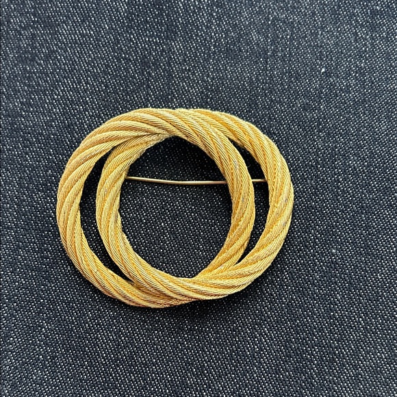 Gold Twisted Rope Brooch - Picture 1 of 4